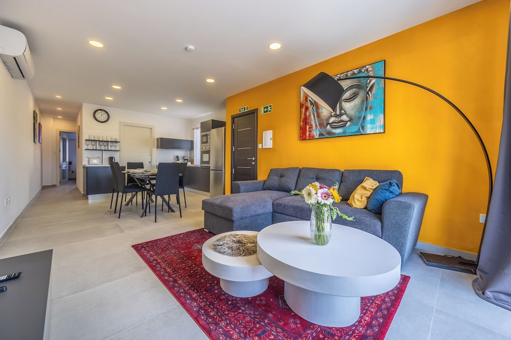 Sleek & Stylish 2BR Accommodation with Large Private Terrace Close to Saint Julian's & Tigne Shopping Mall — 4-Star Luxury Hotel in Sliema, Malta