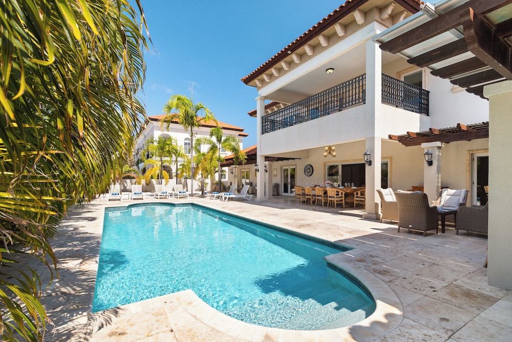 Upscale Ocean View Villa With Pool Outdoor Kitchen — 4-Star Luxury Hotel in Noord, Aruba