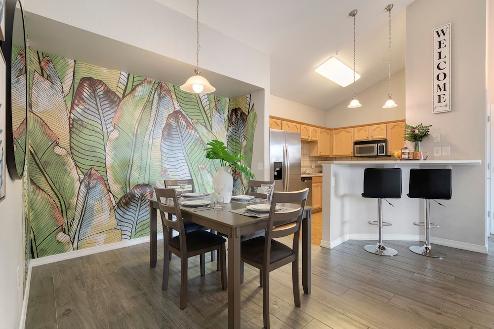 Timberline Retreat King Bed Fireplace & Pool — 4-Star Luxury Hotel in Fort Collins, United States
