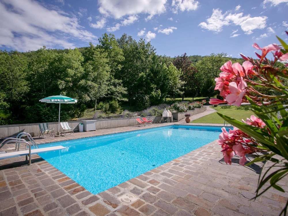 Villa in Tuscany With Private Pool and Hill View — 4-Star Luxury Hotel in Castiglion Fiorentino, Italy