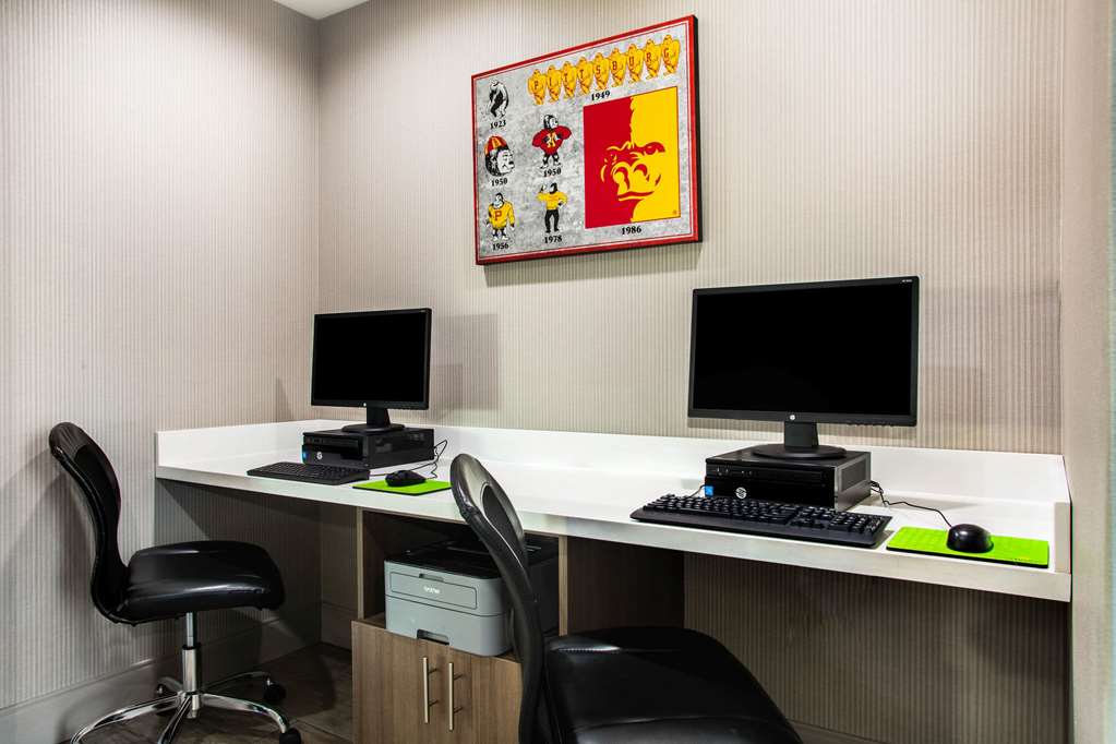 La Quinta Inn & Suites by Wyndham Pittsburg - photo 40