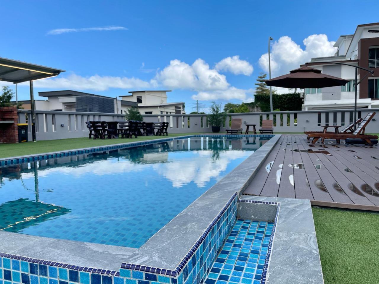 Private Pool Retreat Bungalow w Karaoke 20pax — 4-Star Luxury Hotel in Kuah, Malaysia