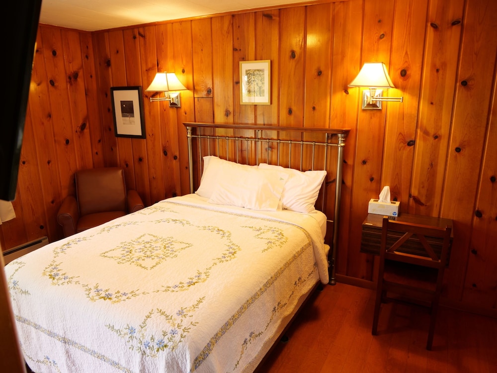 Ludington Blue Spruce Inn - photo 9