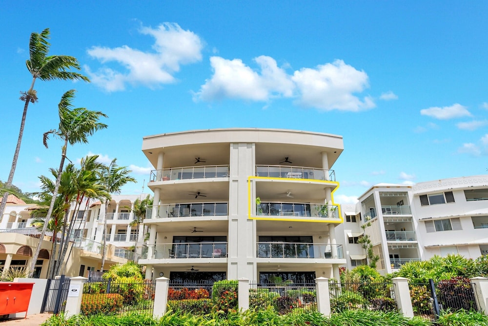 Beachfront 3 Bed with Pool & Stunning Ocean Views — 4-Star Luxury Hotel in Trinity Beach, Australia