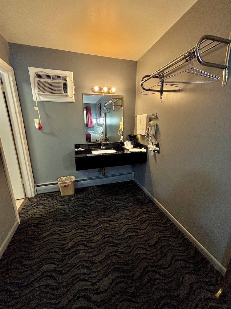 Hometown Inn Athens in Athens, United States