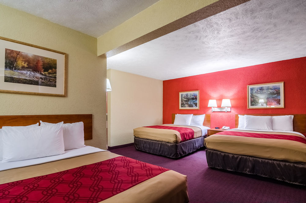 Econo Lodge Interstate 35 Exit 183 - photo 23
