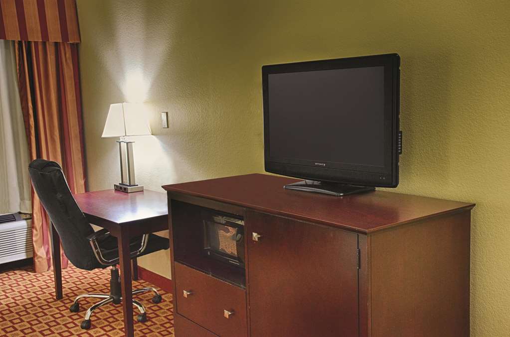 La Quinta Inn & Suites by Wyndham Alice - photo 8