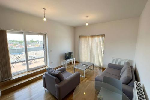 Modern 2 bed flat with balcony — 4-Star Luxury Hotel in Southend-On-Sea, United Kingdom