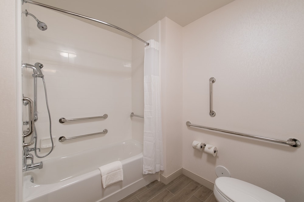 Hampton Inn & Suites Fayetteville - photo 27