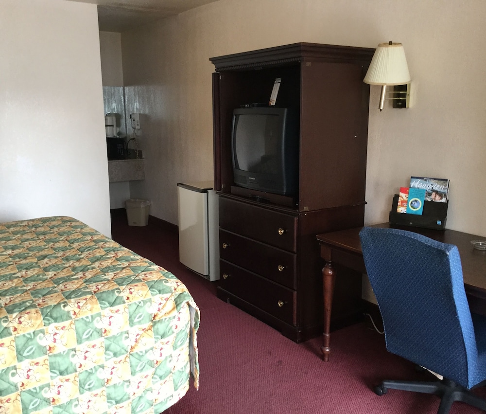 Belmont Inn & Suites - photo 7