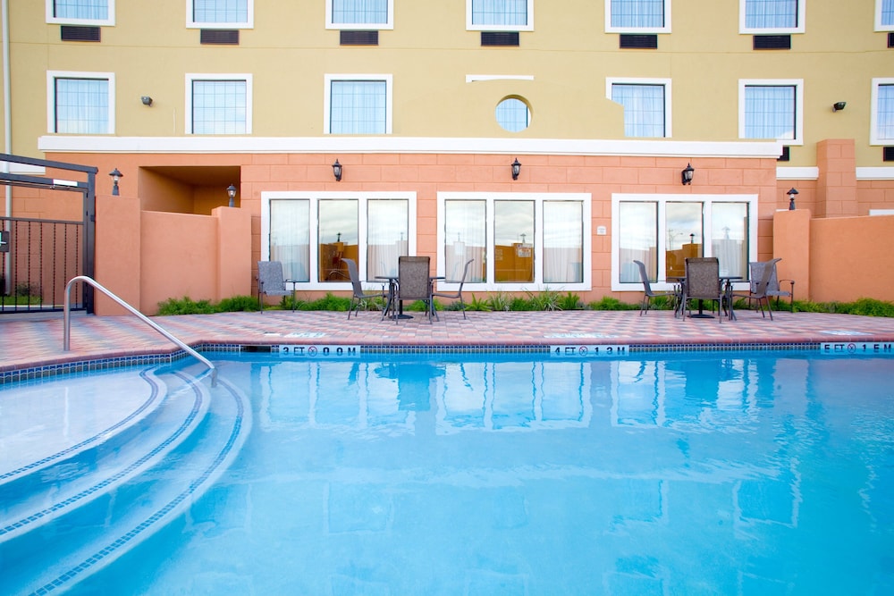 Holiday Inn Express and Suites Jourdanton Pleasant - photo 13
