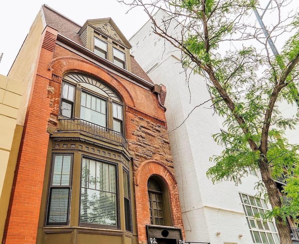 Safe Spacious Mansion Indowntown — 4-Star Luxury Hotel in Chicago, United States