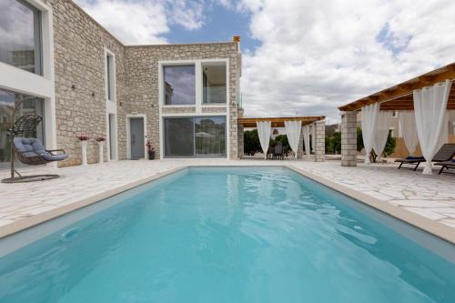 Rafaelia Premium Villa with Private Pool in Drepano — 4-Star Luxury Hotel in Drepanon, Greece