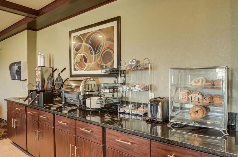 Cobblestone Inn & Suites Eaton - photo 43