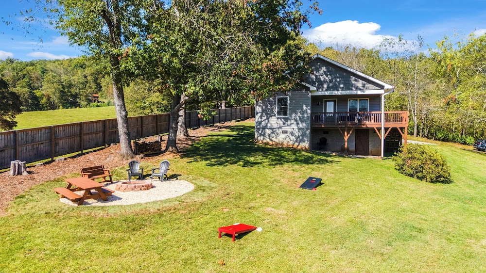 Little Pisgah Sunrise by AvantStay Mountain View in Fairview, United States
