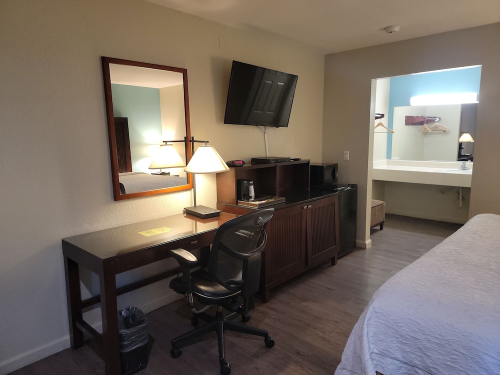 Mission Inn and Suites - photo 7