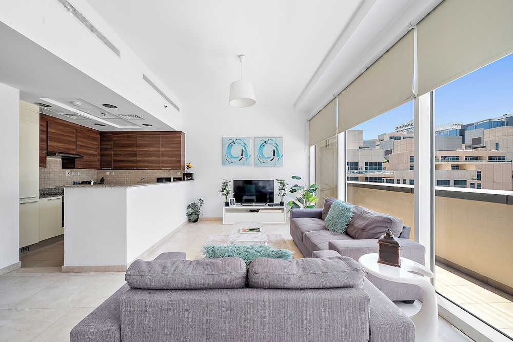 Elegant Studio with Burj Khalifa Skyline Views — 4-Star Luxury Hotel in Dubai, United Arab Emirates