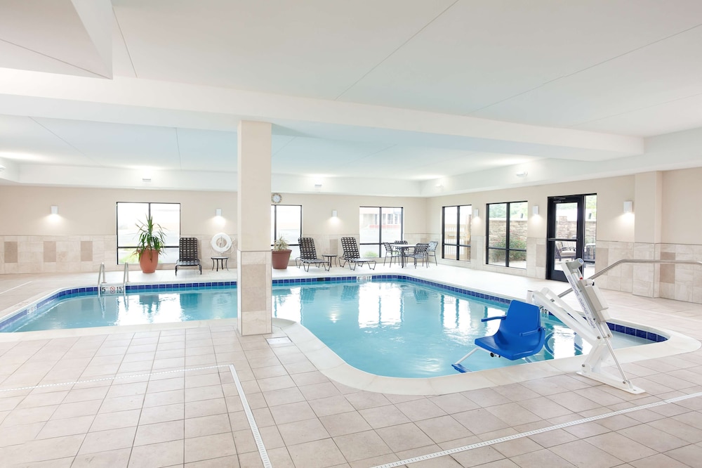 Hampton Inn & Suites Niles Warren - photo 36