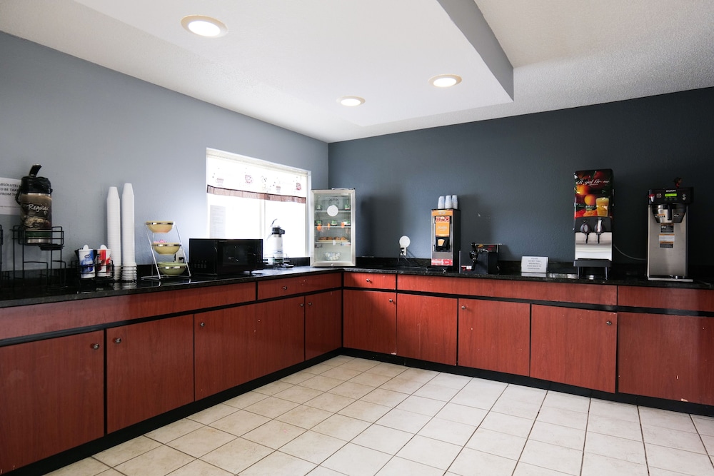 Baymont by Wyndham Flint Airport North - photo 50