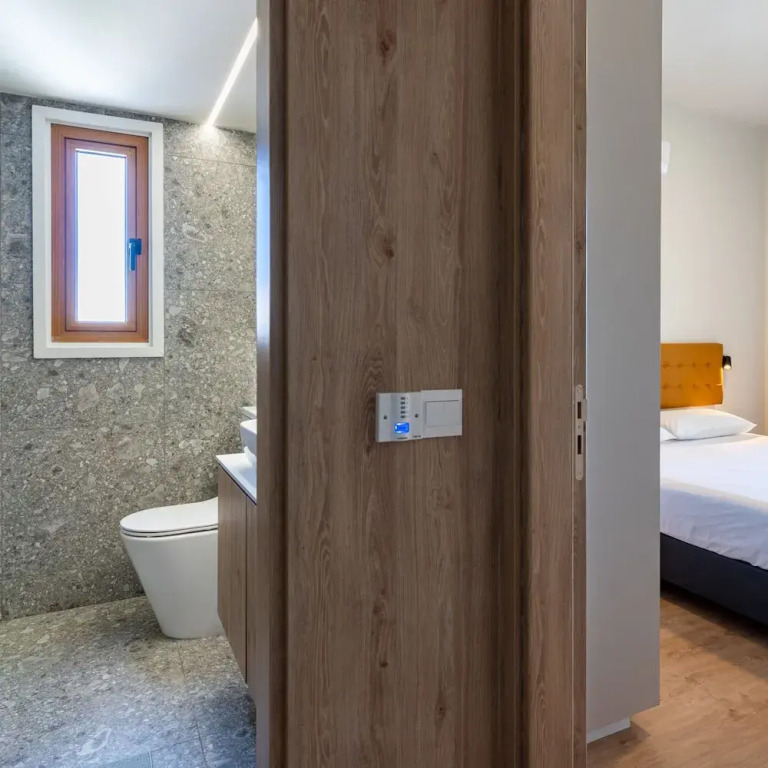 Stylish Central Apartment City Views Prime Location Parking