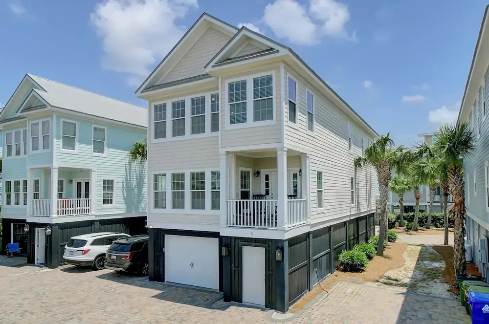 6 10th Avenue by AvantStay Steps to the Beach Pool 2691 sqft in Mount Pleasant, United States