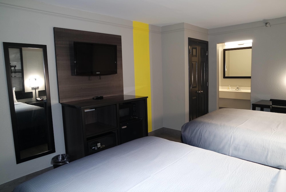 Super 8 by Wyndham Savannah - photo 19
