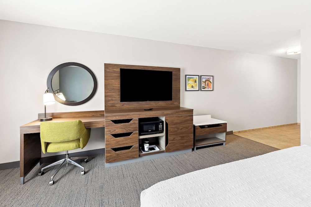 Hampton Inn & Suites Canton - photo 6