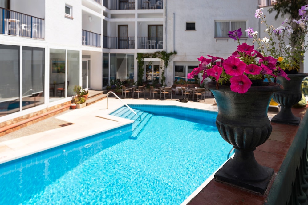 Sant March - carbon neutral hotel in Tossa De Mar