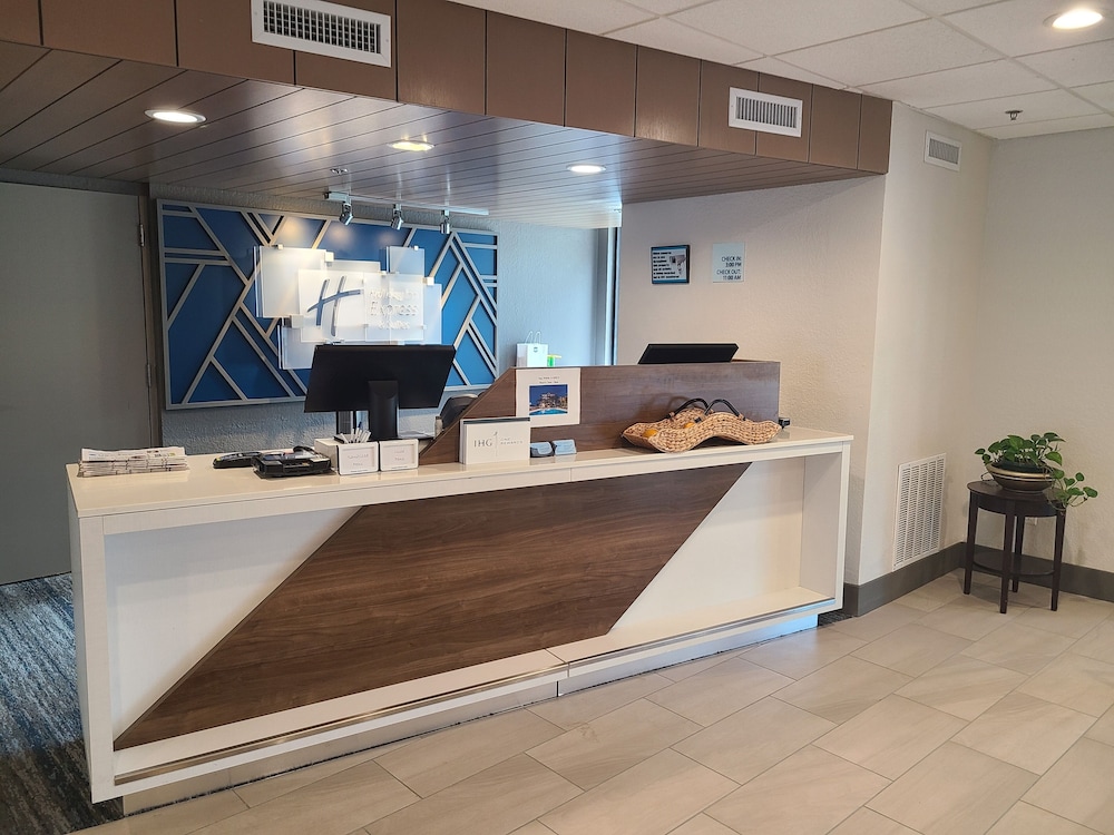 Holiday Inn Express & Suites Ft. Lauderdale N Exec Airport by IHG - photo 57