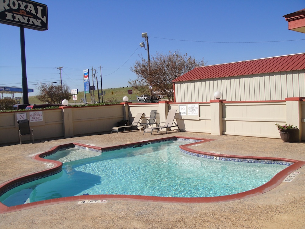 Royal Inn Pearsall - photo 16
