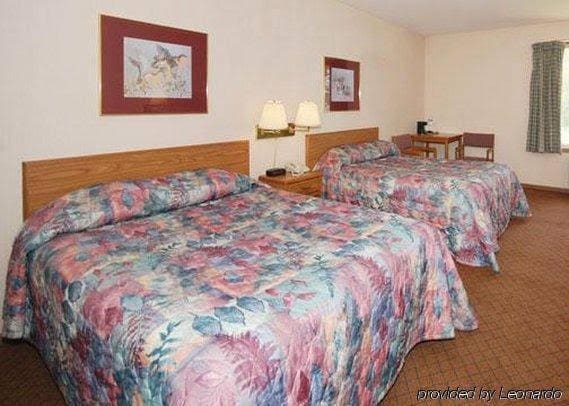 Econo Lodge Inn & Suites - photo 15
