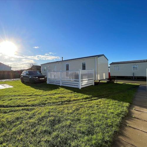 Cosy Family Caravan Private Decking Sleeps 6 Lyons Robin Hood in Rhyl, United Kingdom