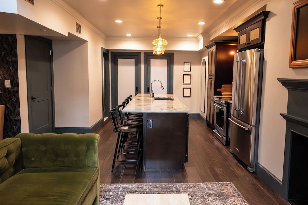 The Gas Lamp Hotel 3BR Suite Edison - photo 13