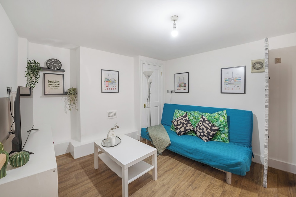 2 bedroom w ensuites Sleeps 6 20min to CityCentre — 4-Star Luxury Hotel in London, United Kingdom