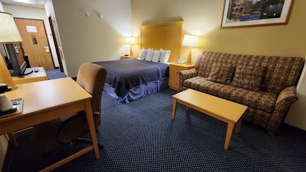 Katahdin Inn & Suites - photo 5