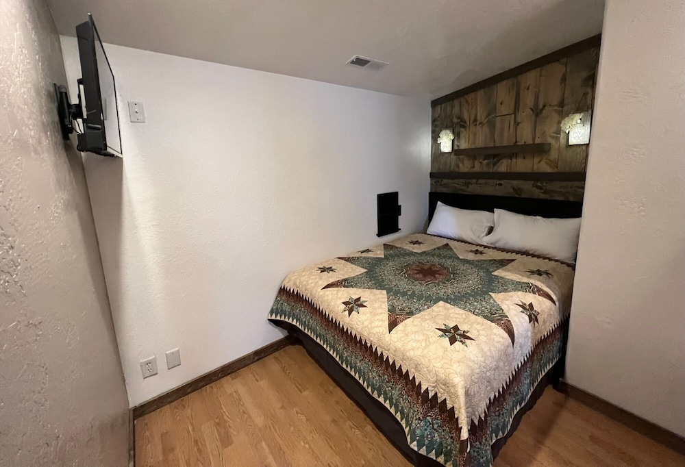 The Snuggle Inn - photo 38