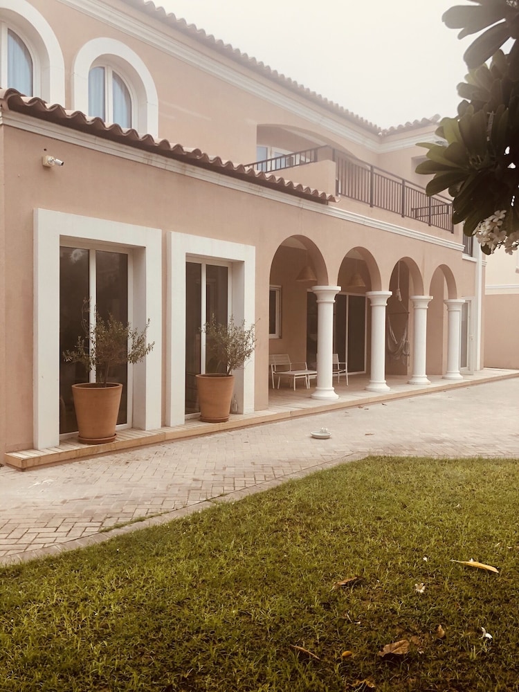 Impeccable 5 Beds Villa in Dubai — 4-Star Luxury Hotel in Dubai, United Arab Emirates