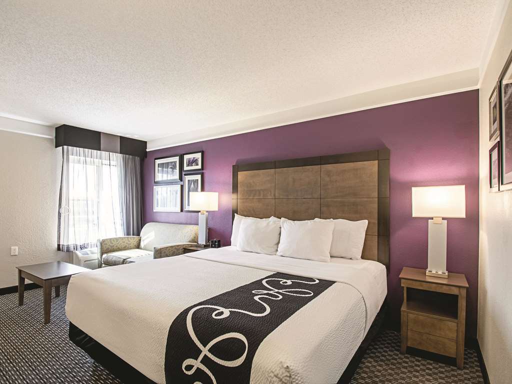 La Quinta Inn & Suites by Wyndham Cincinnati Sharonville - photo 25