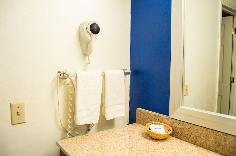 Blue Jay Inn and Suites - photo 31