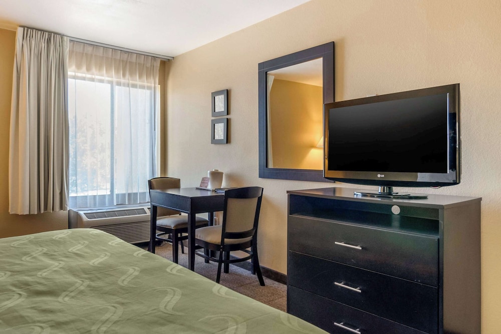 Quality Inn & Suites Lenexa Kansas City - photo 9
