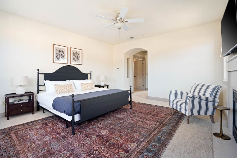 Fiano by Avantstay Centrally Located Haven w Stunning Courtyard & Pool Table - photo 9