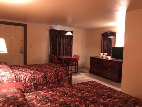 Hwy Express Inn & Suites - photo 4