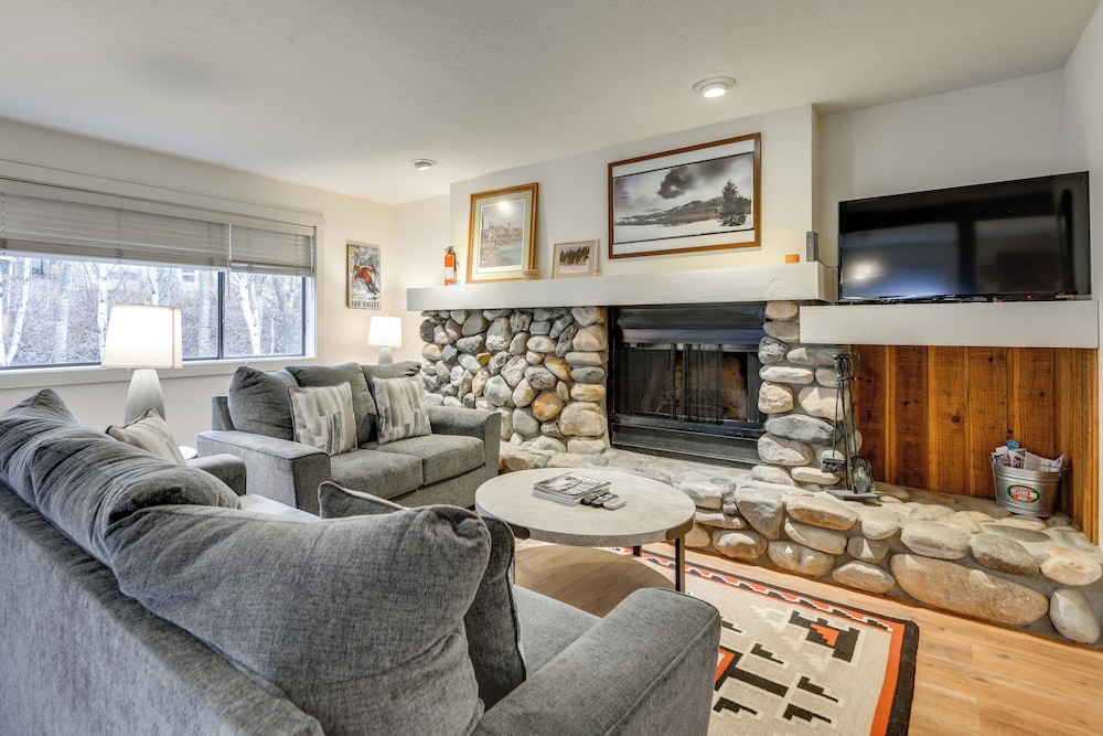 Ketchum Condo w Deck 1 Mi to Sun Valley Resort — hotel in Ketchum