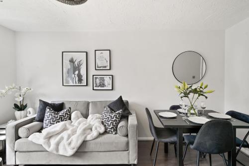 Luxury 1 bed flat South Woodford with parking minutes walk to Central line Zone 4 — 4-Star Luxury Hotel in London, United Kingdom