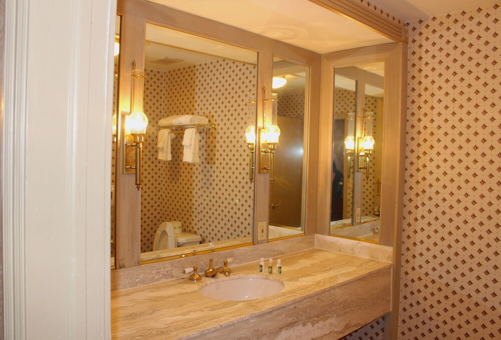 Roberts Riverwalk Urban Resort Hotel - photo 41