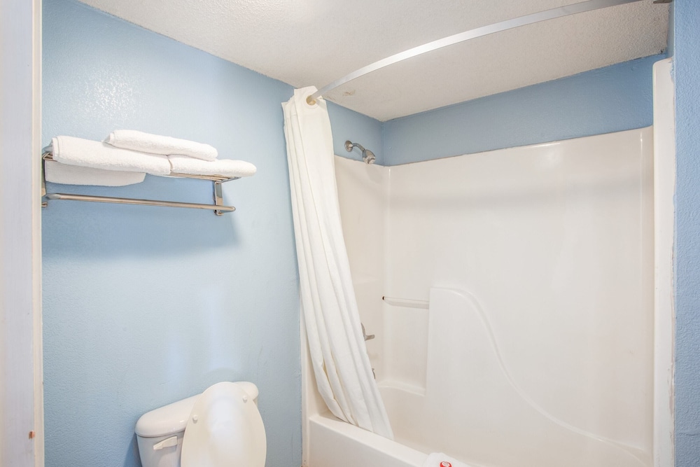 Rodeway Inn Richland Jackson South - photo 13
