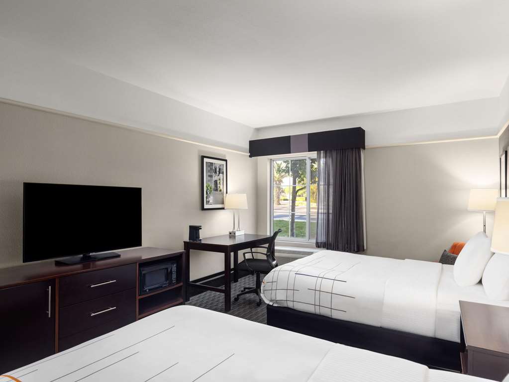 La Quinta Inn & Suites by Wyndham Santa Clarita Valencia - photo 16