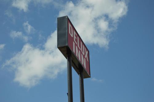 Delux Inn Tulsa - photo 13