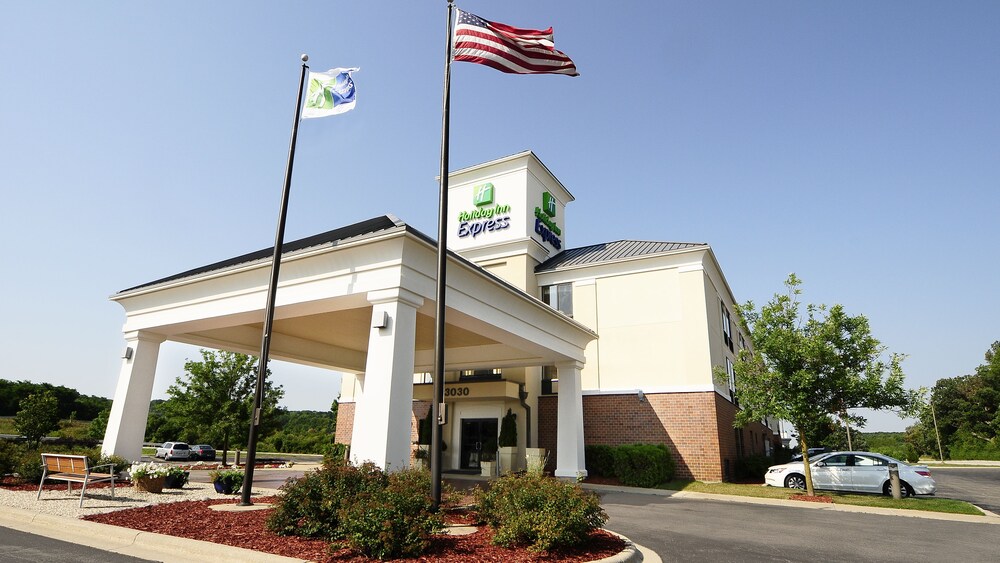 Holiday Inn Express & Suites Delafield by IHG — hotel in Delafield