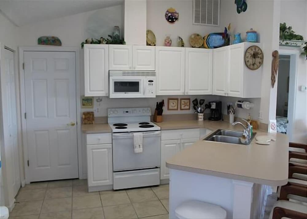Pet Friendly Oceanfront 3 Bed 2 Bath Ocean Paradise - photo 13